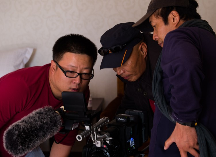 拍摄之间，扎西旺加和摄影师张华、德噶调试新买的设备.jpg